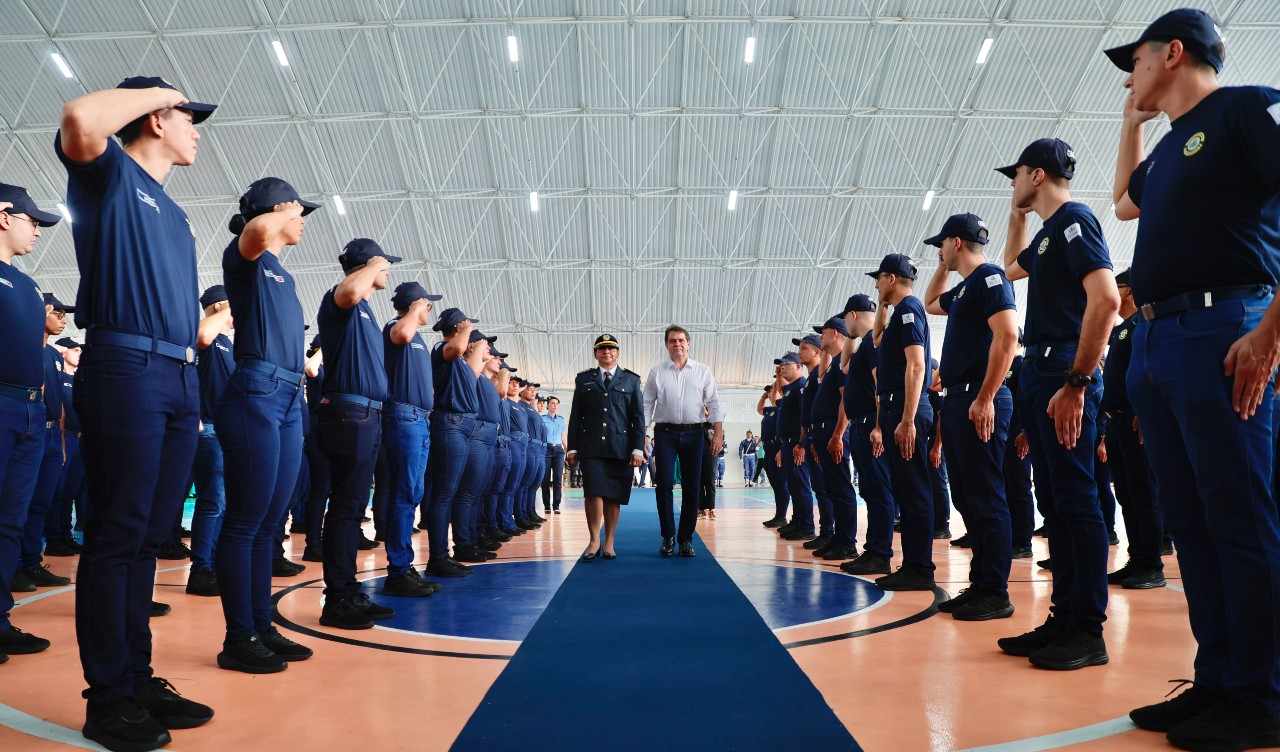 prefeito evandro e comandante da guarda Cristiane caminham entre uma fileira de guardas municipais